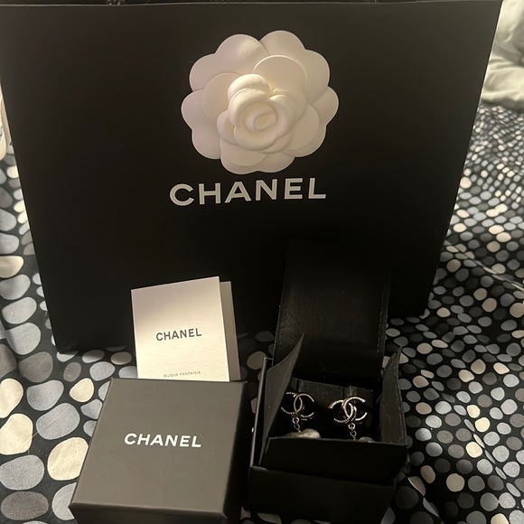 Chanel 22C Gold and Pearly Drop Heart Earrings - Picture 2 of 4